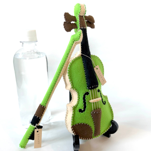 小さな音楽家のための【はじめてバイオリン】グリーン　フェルト製の手縫いぬいぐるみバイオリン No.220625 1枚目の画像