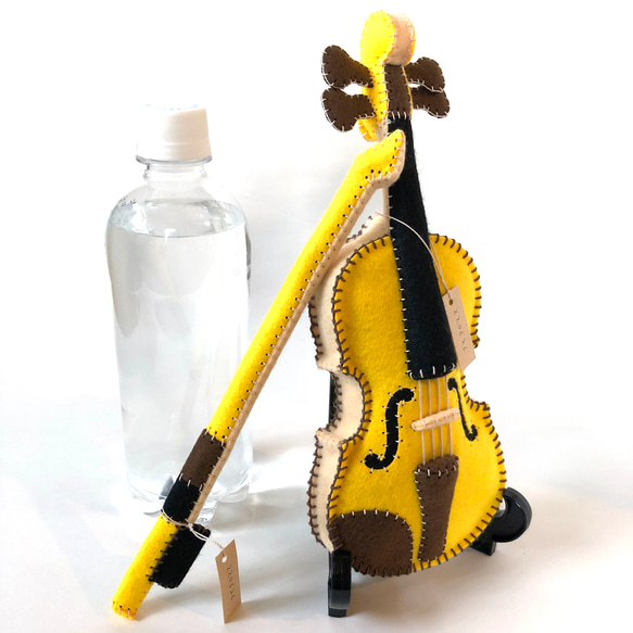 小さな音楽家のための【はじめてバイオリン】イエロー　フェルト製の手縫いぬいぐるみバイオリン No.220626 1枚目の画像