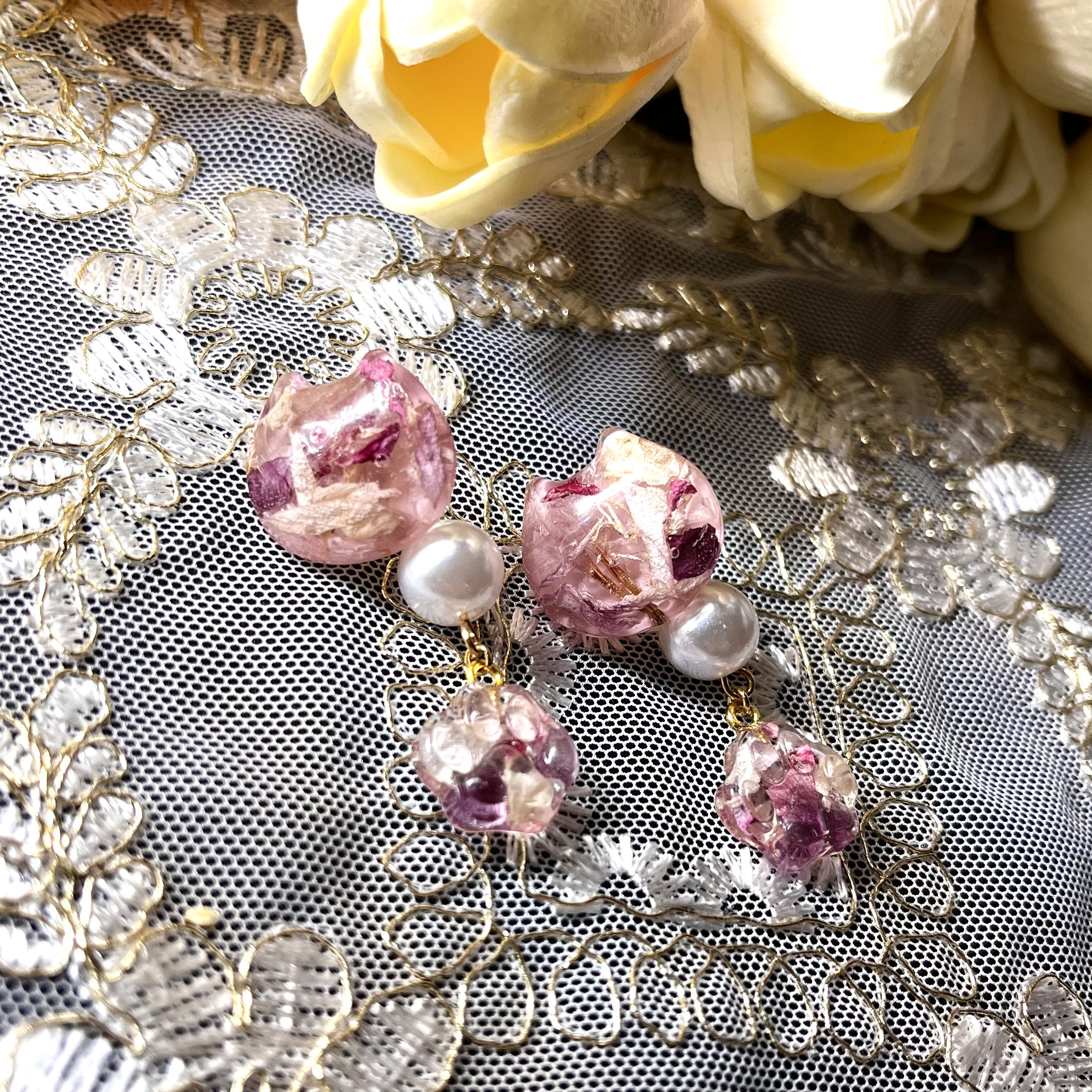 レジンピアス☆クリスマス猫ちゃん⑥ キラキラお花とあざと可愛い猫ちゃん フックピアス No.5XI-0006