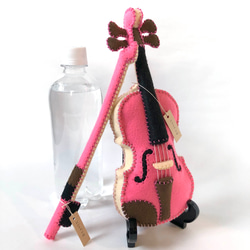 小さな音楽家のための【はじめてバイオリン】ピンク　フェルト製の手縫いぬいぐるみバイオリン No.220628 1枚目の画像