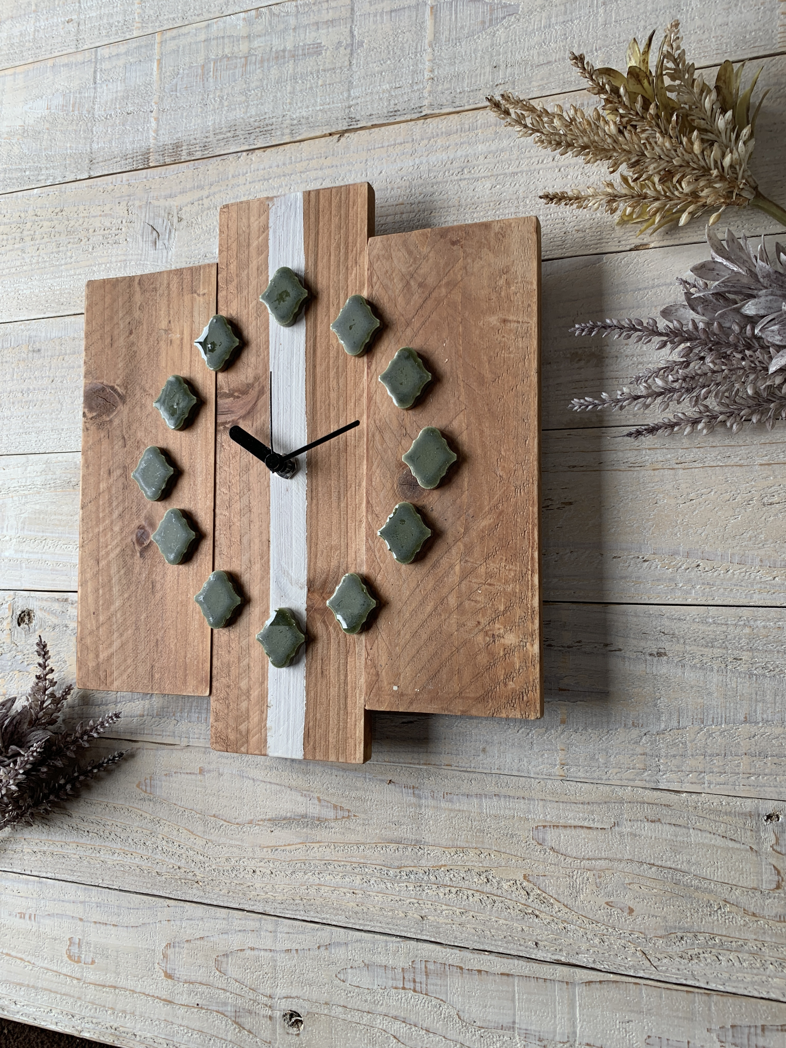 レトロなかわいさが魅力のランタンタイル掛け時計031