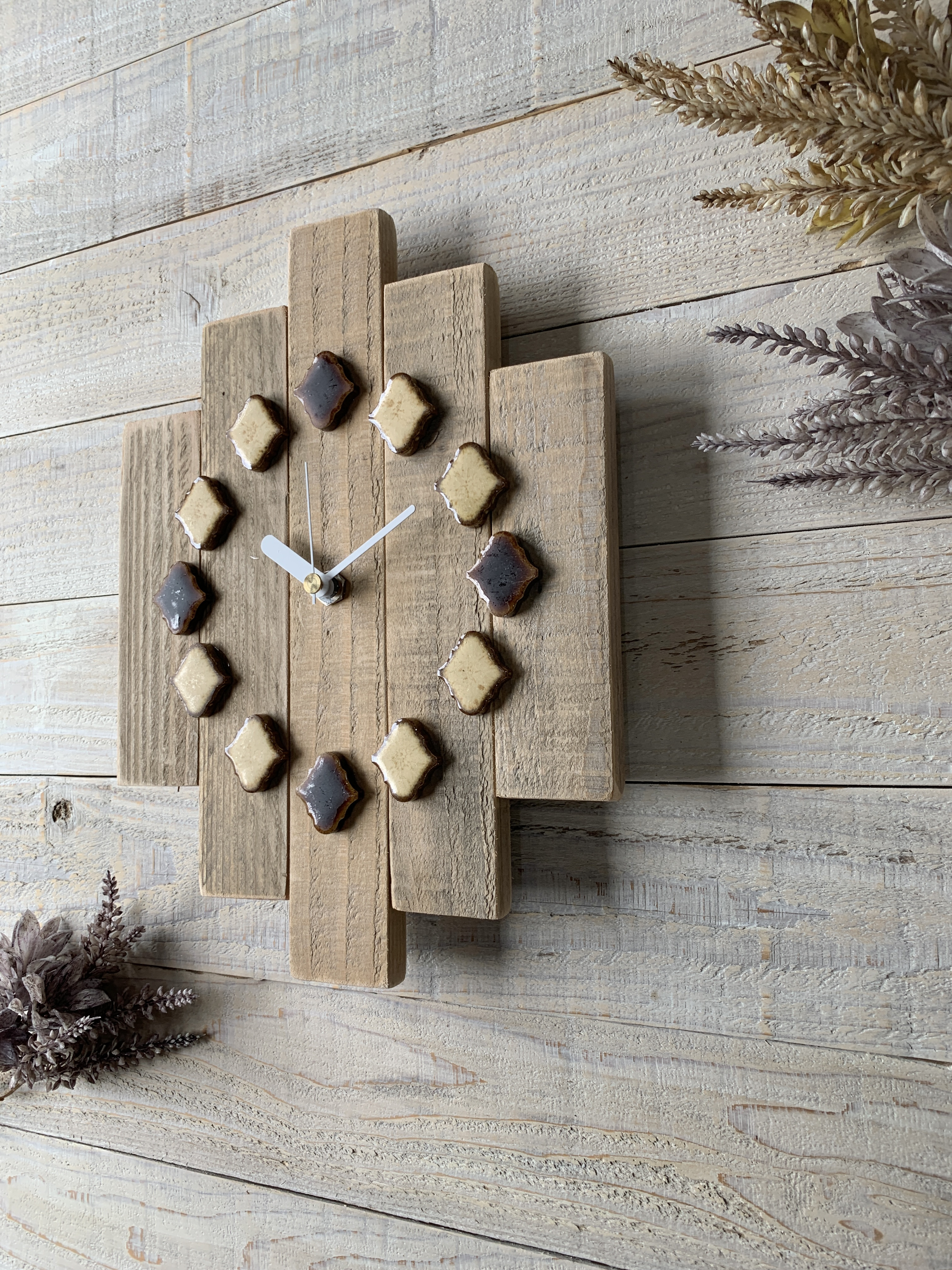 レトロなかわいさが魅力のランタンタイル掛け時計033