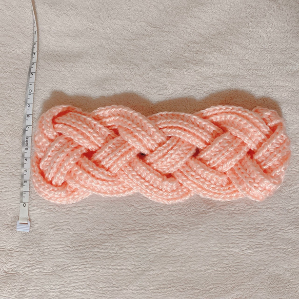 ヘアバンド　パールピンク　手編み　4つ編みでシンプルながらも華やかでかわいい　締め付け感なくゆったり着用できるサイズ感 7枚目の画像