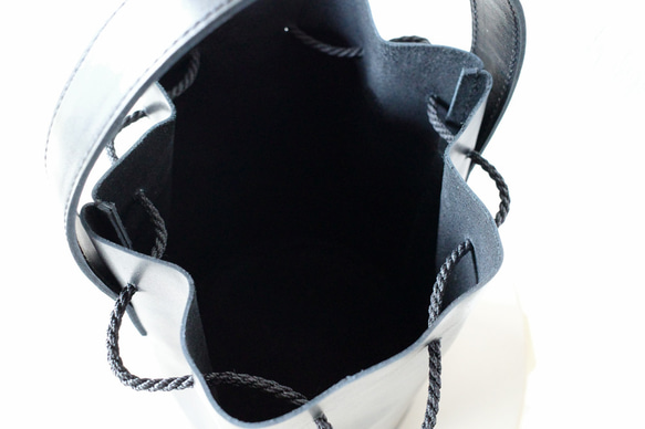 シュリンクレザー　レザーハンドル巾着バッグ　ブラック　Lサイズ　3way仕様 8枚目の画像
