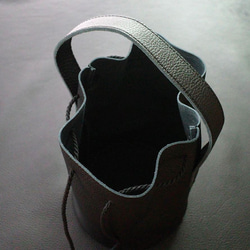 シュリンクレザー　レザーハンドル巾着バッグ　ブラック　Lサイズ　3way仕様 5枚目の画像