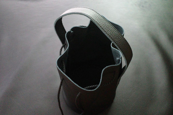 シュリンクレザー　レザーハンドル巾着バッグ　ブラック　Lサイズ　3way仕様 5枚目の画像