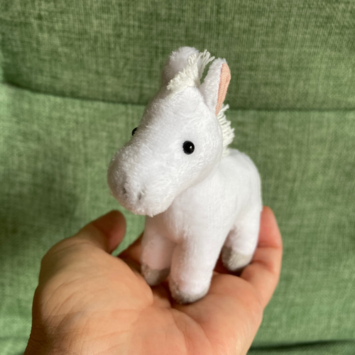 白い馬のぬいぐるみ Amazon.co.jp: ウマ 白馬 ぬいぐるみ 小さい リアル 動物 可愛い