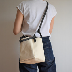 WALKING SHOULDER TOTE BAG （キナリ×チャコール/グレー） 7枚目の画像