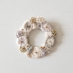 リース刺繍ブローチ・グレージュ 2枚目の画像
