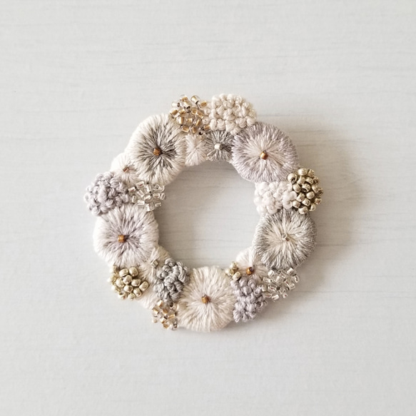 リース刺繍ブローチ・グレージュ 2枚目の画像