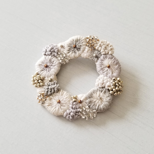 リース刺繍ブローチ・グレージュ 1枚目の画像