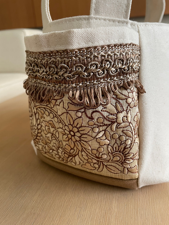 刺繍リボンシリーズ よくばりサイドポケット Sサイズ  現品限りNo.037 底布ミルクティー 1枚目の画像