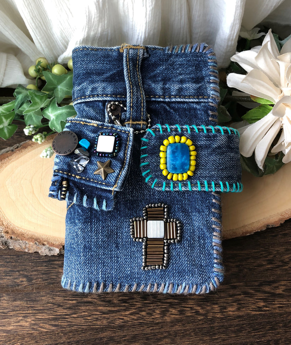 ビンテージデニムのリメイク・手帳型スマホケース ／ビーズ刺繍・ジェイド／一点物・オンリーワン・メンズライク／ターコイズ 1枚目の画像