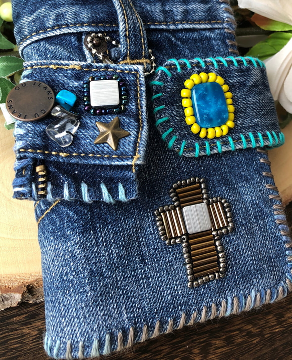 ビンテージデニムのリメイク・手帳型スマホケース ／ビーズ刺繍・ジェイド／一点物・オンリーワン・メンズライク／ターコイズ 2枚目の画像