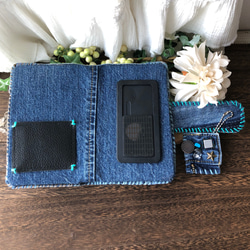 ビンテージデニムのリメイク・手帳型スマホケース ／ビーズ刺繍・ジェイド／一点物・オンリーワン・メンズライク／ターコイズ 4枚目の画像