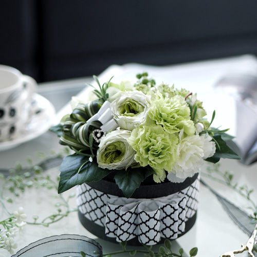 グリーン＆ホワイトのフラワーアレンジメント プリザーブドフラワー