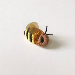 リアル可愛いミツバチ刺繍ブローチ 3枚目の画像
