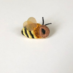 リアル可愛いミツバチ刺繍ブローチ 2枚目の画像