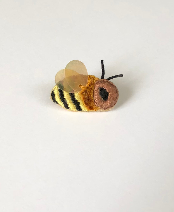 リアル可愛いミツバチ刺繍ブローチ 2枚目の画像
