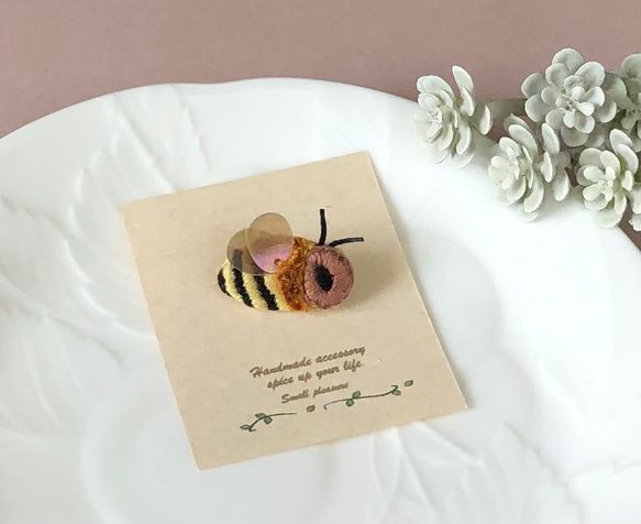 リアル可愛いミツバチ刺繍ブローチ 1枚目の画像