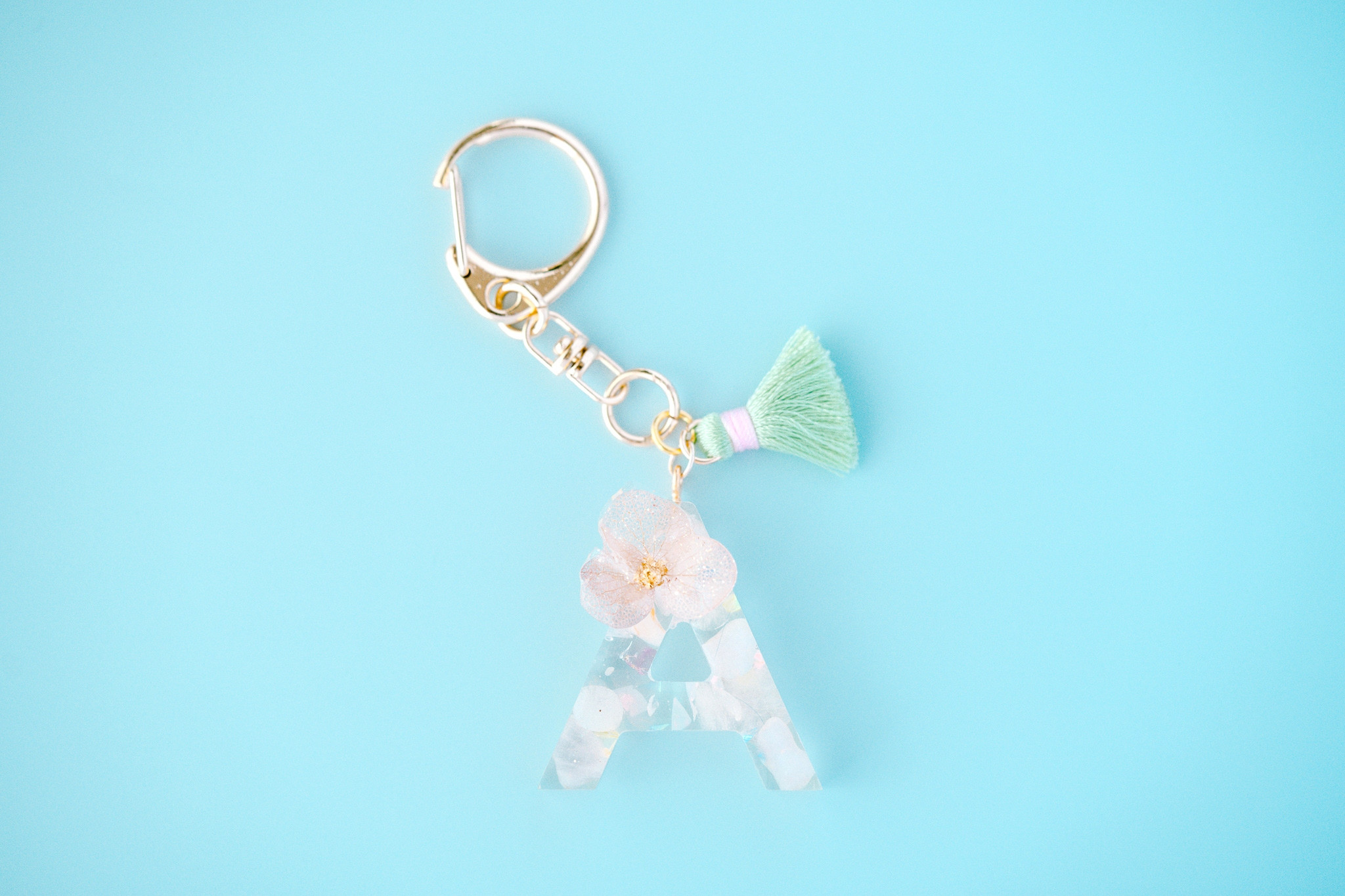 No.1190★ハンドメイド★アルファベット♡天然石♡フラワーレジンキーホルダー
