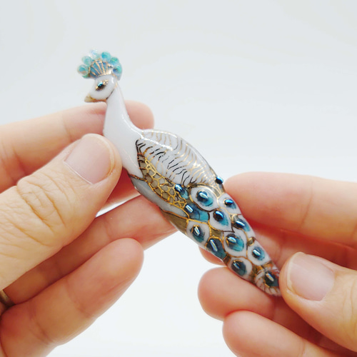 孔雀(白)の七宝焼ブローチ【受注制作】 ブローチ アンクル・ゼット