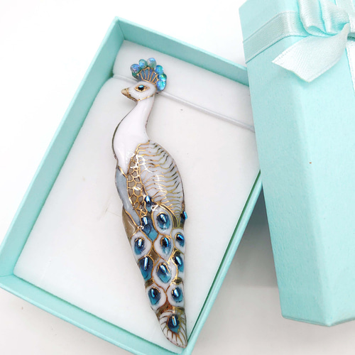 孔雀(白)の七宝焼ブローチ【受注制作】 ブローチ アンクル・ゼット