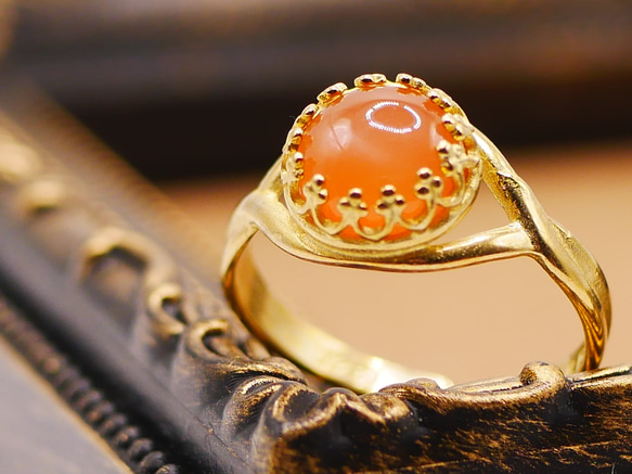 天然石オレンジムーンストーン〈６月誕生石〉（カボション8㎜）ゴールドカラーハンマードリング（真鍮ブラス）フリーサイズ 2枚目の画像