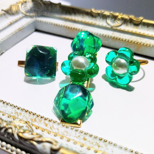 新作☆レジンヘアゴム　グリーンの宝石 ターコイズブルーの宝石風ヘアゴム / 青 / 半球 / レジン / 海