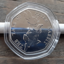 イギリス コイン ビアトリクス・ポター ピーターラビット 8g 27mm 英国 50ペンス エリザベス女王 1枚目の画像