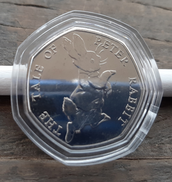 イギリス コイン ビアトリクス・ポター ピーターラビット 8g 27mm 英国 50ペンス エリザベス女王 1枚目の画像