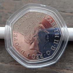 イギリス コイン ビアトリクス・ポター ピーターラビット 8g 27mm 英国 50ペンス エリザベス女王 2枚目の画像