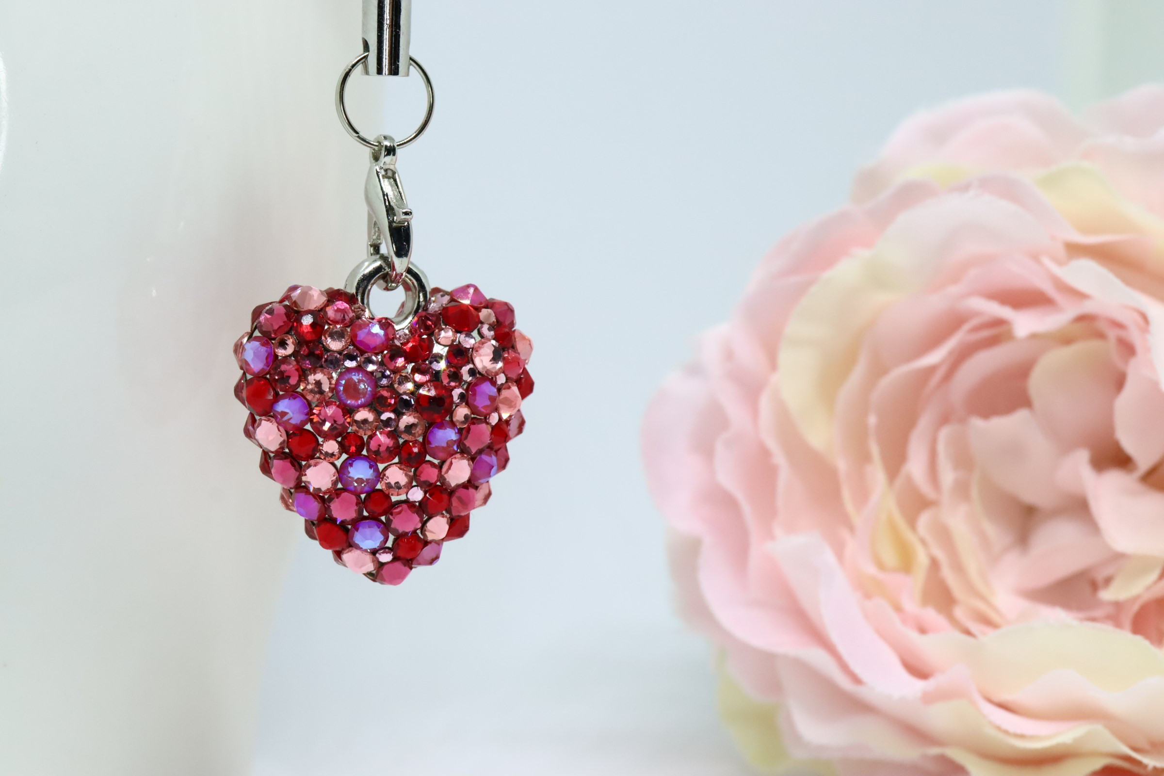 ぷっくりハートのストラップ・イヤホンジャックつき・シルバー・デコアート（インディアンピンクなど5色使用）