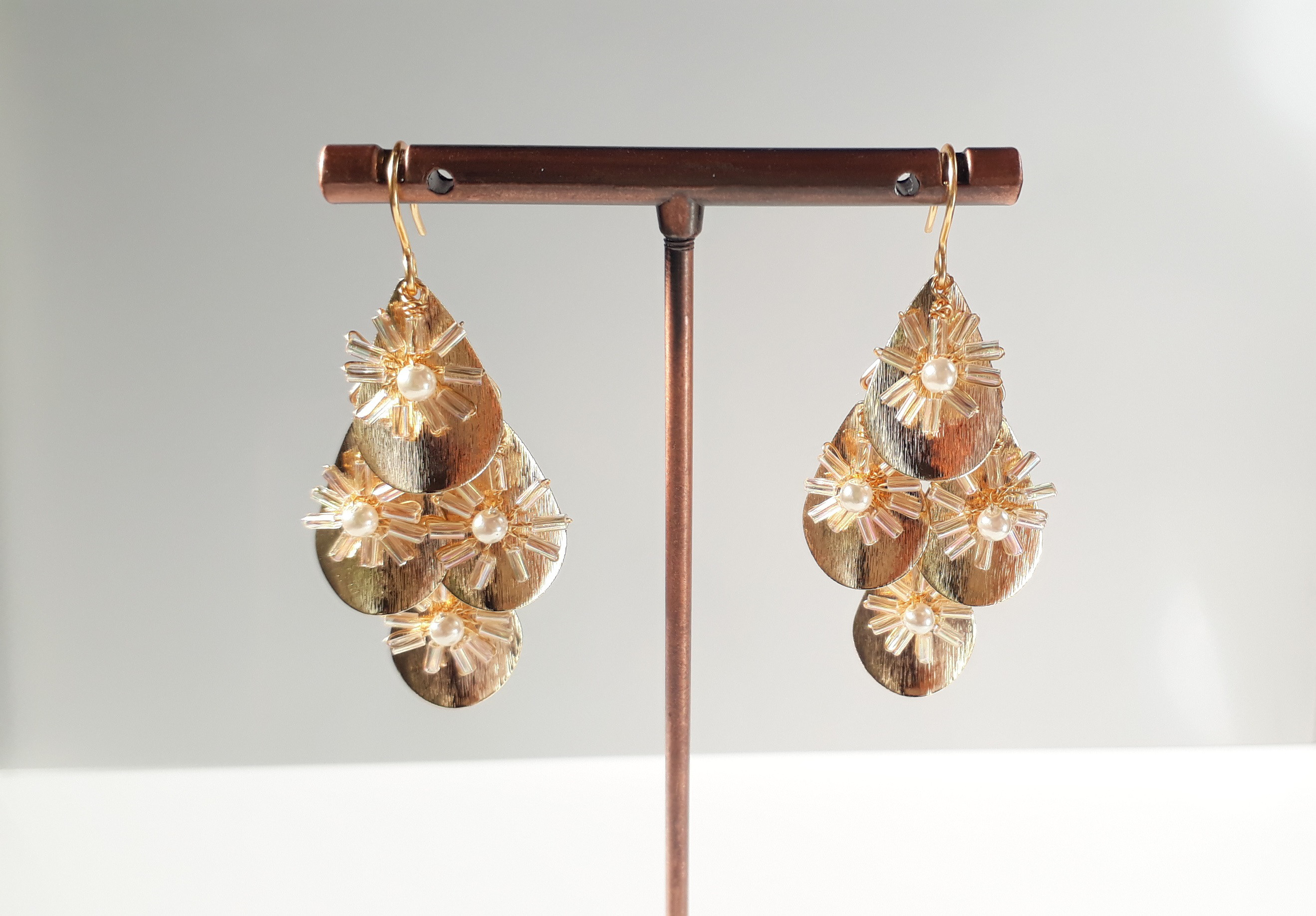 ゴールデンの花びらのイヤリングアクセサリー / 5.30 cm