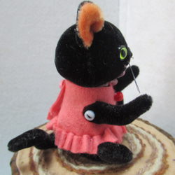 ピンクのドレスの黒猫 3枚目の画像