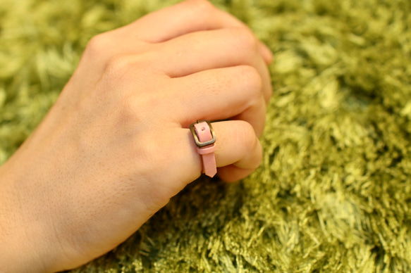 本革の小さなベルトリング｜ライトピンク 2枚目の画像