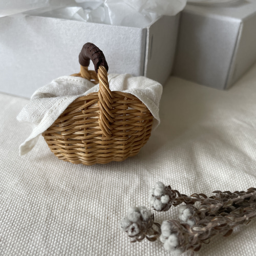 籐のミニチュアかご＊オーバル型ワンーハンドル＊白内袋 その他