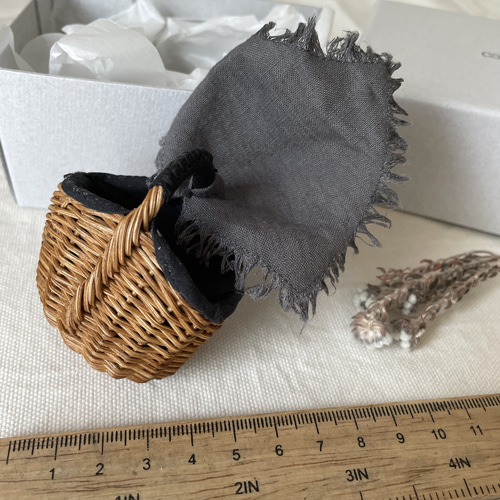 籐のミニチュアかご＊オーバル型ワンーハンドル＊黒内袋 その他