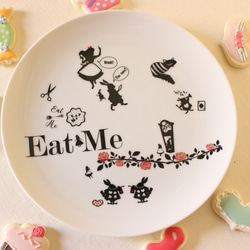 大人かわいいアリス☆アリスと「Eat　Me」の１９㎝プレート「ポーセラーツ」 1枚目の画像