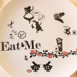 大人かわいいアリス☆アリスと「Eat　Me」の１９㎝プレート「ポーセラーツ」 2枚目の画像