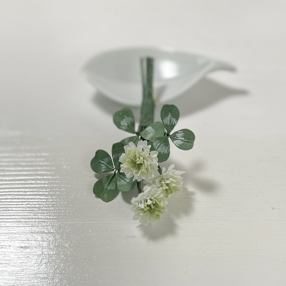 【再販】布花ちっちゃな白詰草のブーケブローチ 3枚目の画像