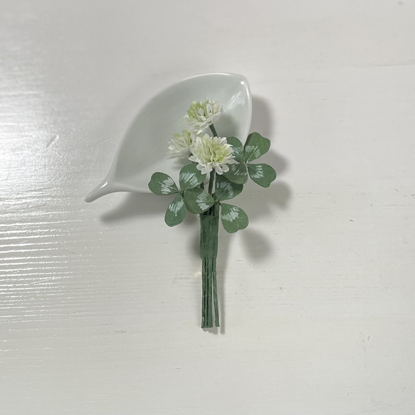 【再販】布花ちっちゃな白詰草のブーケブローチ 4枚目の画像