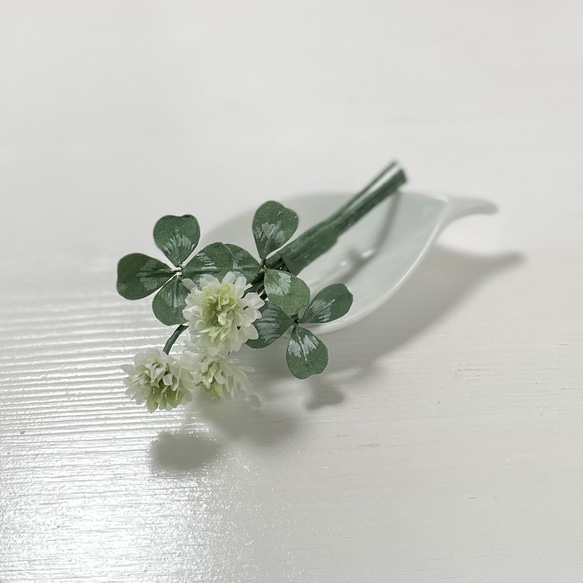 【再販】布花ちっちゃな白詰草のブーケブローチ 2枚目の画像