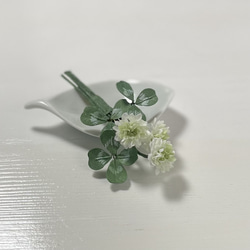 【再販】布花ちっちゃな白詰草のブーケブローチ 1枚目の画像