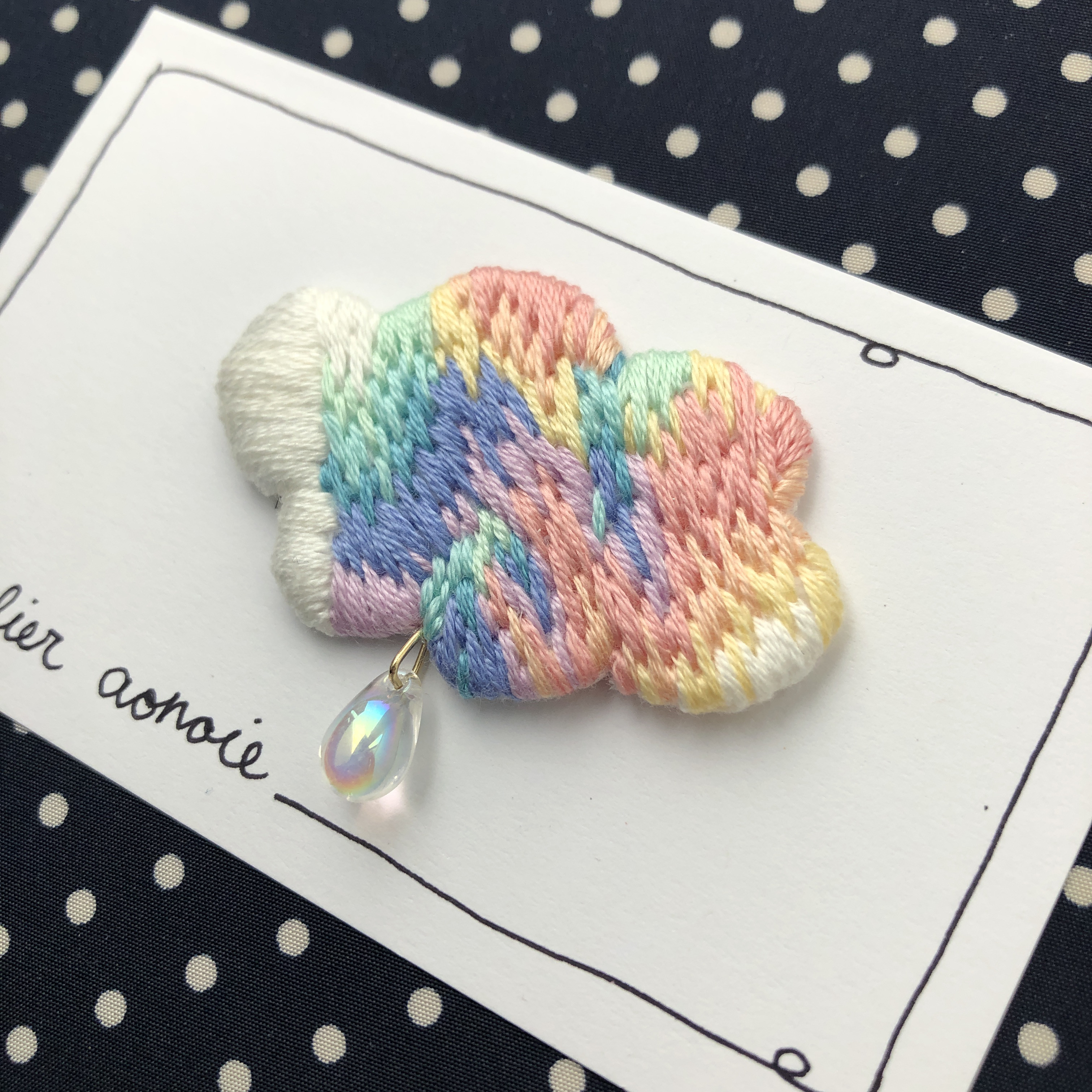 月と雲のブローチ　ストーングレー　刺繍ブローチ 月と雲のブローチストーングレー刺繍ブローチ