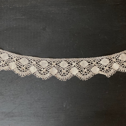 アンティークフランス シルクリボン＆スカラップレース 盛り上げ刺繍ドイリー フランス製 手刺繍レースのクリスニングケープ - アンティーク