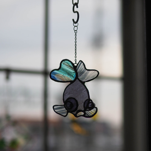 ☆あお☆ステンドグラスサンキャッチャー(２個セット) 出目ちゃん 参上！（青）」ステンドグラス・窓辺にちょこんとシリーズ