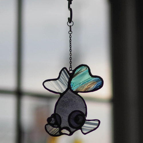 出目ちゃん 参上！（青）」ステンドグラス・窓辺にちょこんとシリーズ