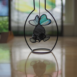 出目ちゃん 参上！（青）」ステンドグラス・窓辺にちょこんとシリーズ