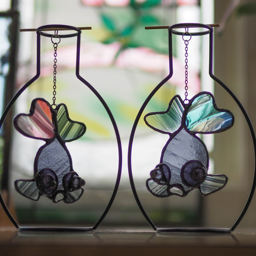 ☆あお☆ステンドグラスサンキャッチャー(２個セット) 出目ちゃん 参上！（青）」ステンドグラス・窓辺にちょこんとシリーズ